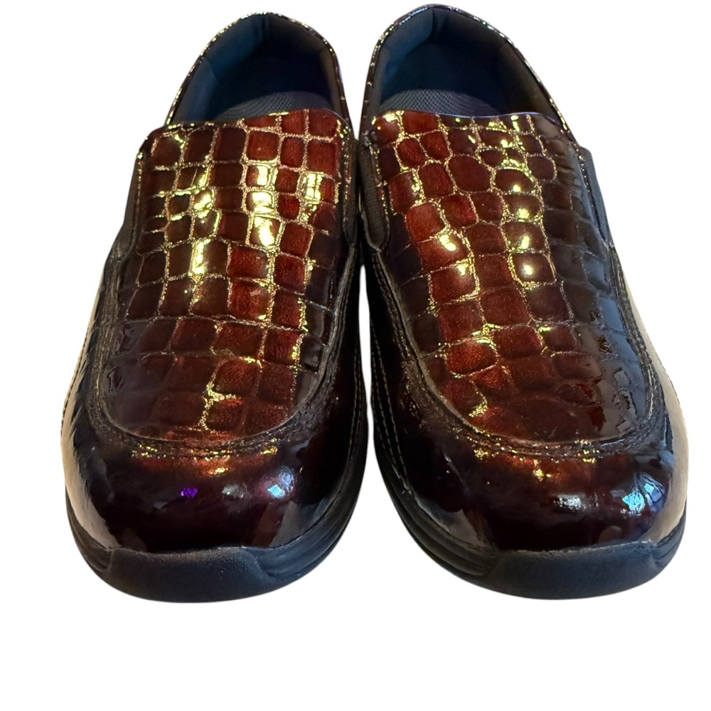 DREW BRAND WOMENS BROWN SLIP ON CROCODILE PATENT LEATHER LOAFERS. SIZE 8W.